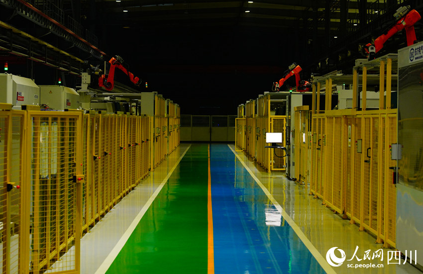 藏在一排排柜子里的智能加工機器晝夜不停地運轉(zhuǎn)。人民網(wǎng)記者 王波攝 藏在一排排柜子里的智能加工機器晝夜不停地運轉(zhuǎn)。人民網(wǎng)記者 王波攝